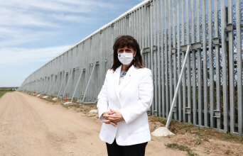 Η ΠτΔ Κατερίνα Σακελλαροπούλου μπροστά στο φράχτη του Έβρου