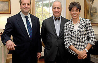 Από αριστερά: John Donatich, Θεόδωρος και Σεσίλ Μαργέλλου