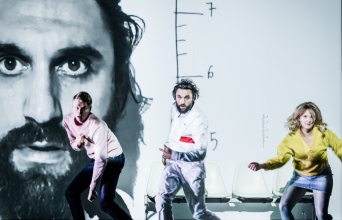 Από την παράσταση "Ιστορία της βίας" της Schaubühne σε σκηνοθεσία Thomas Ostermeier, στο Φεστιβάλ Αθηνών