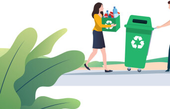 Εικογράφηση με γυναίκα που κρατάει μπουκάλια ανακύκλωσης, άνδρας που σπρώχνει κάδο ανακύκλωσης