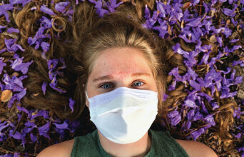 Γυναίκα με λευκή μάσκα στο πρόσωπο