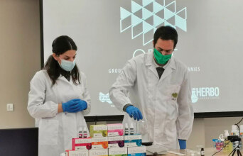 Γυναίκα και άνδρας με ιατρικές φόρμες και μάσκες κάνουν παρουσίαση