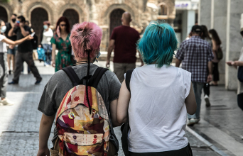 Ο Γιάννης Νένες γράφει για την καλοκαιρινή Αθήνα και όλα όσα θα δούμε στην πόλη κάτω από τους 42°C και η Μαρία Μαρκέζη φωτογραφίζει.