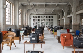 Εγκατάσταση του Kutluğ Ataman από την έκθεση Portals | Πύλη του ΝΕΟΝ στο πρώην Δημόσιο Καπνεργοστάσιο