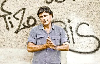 Ο Φίλιππος Τσιάρας φωτογραφημένος στην Αθήνα από τον Χριστόφορο Δουλγέρη