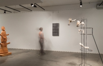 Άποψη από την έκθεση "Apotropaion" στον χώρο 16 Φωκίωνος Νέγρη