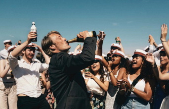 Άσπρο πάτο (Druk)» του Τόμας Βίντερμπεργκ, με πρωταγωνιστές τους Μαντς Μίκελσεν, Τόμας Μπο Λάρσεν, Μάγκνους Μίλανγκ