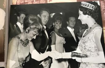 Η Μελίνα Μερκούρη συναντά τη βασίλισσα Ελισσάβετ σε φιλανθρωπική εκδήλωση στον κινηματογράφο Odeon