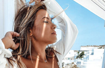 Η Λάουρα Νάργες στη Σαντορίνη