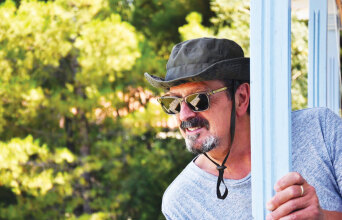 Ο συγγραφέας Κώστας Ακρίβος