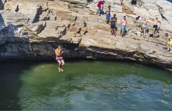 ΒΟΥΤΙΕΣ ΣΤΗΝ ΦΥΣΙΚΗ ΠΙΣΙΝΑ ΤΗΣ ΓΚΙΟΛΑ ΣΤΗΝ ΘΑΣΟ