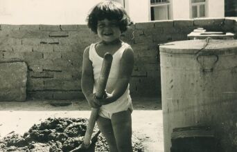 Η δημοσιογράφος Μάγια Τσόκλη σε μικρή ηλικία