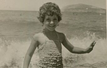 Η ξεναγός και συγγραφέας Άρτεμις Σκουμπουρδή