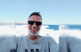 Ο Λεωνίδας Αντωνόπουλος, δηµοσιογράφος και διευθυντής του ραδιοσταθµού Kosmos 93,6 & 107,0