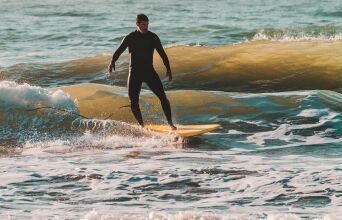 Ισίδωρος Πλυτάς, Surfer και ιδιοκτήτης της Greek Surfing Academy