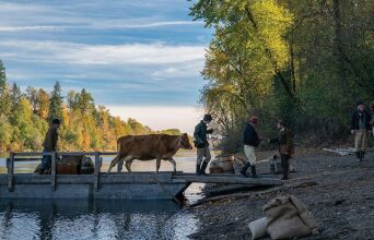 "First Cow" της Κέλι Ράιχαρντ, με τους Τζον Μάγκαρο, Οράιον Λι, Τόμπι Τζόουνς