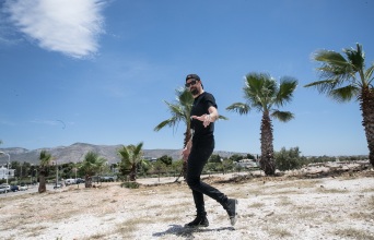 Ο Ευθύμης Καραδήμας περπατά στη Γλυφάδα