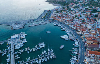 Λιμάνι Αίγινας από ψηλά 