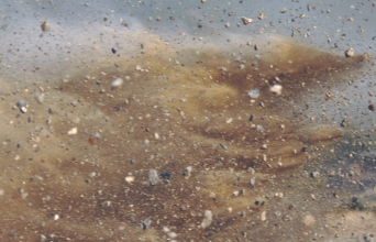 Τα αυτοκίνητα που συμμετέχουν στο Ράλλυ Ακρόπολις πηγαίνουν απίστευτα γρήγορα και εκσφενδονίζουν μεγάλες πέτρες στα περάσματά τους. Ποτέ μην ακολουθείτε οπτικά ένα αυτοκίνητο που περνάει. Ο κίνδυνος σοβαρού τραυματισμού είναι τεράστιος