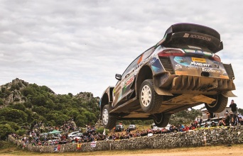 Ένα αυτοκίνητο κατά τη διάρκεια ενός αγώνα.