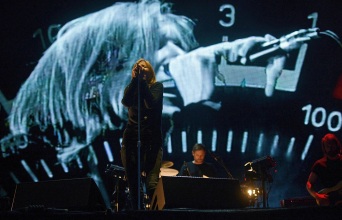 Η τραγουδίστρια των Portishead, Beth Gibbons, στη σκηνή