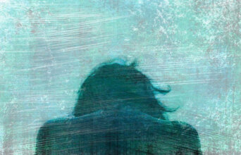 Σκιά κοπέλας με σκυμένο κεφάλι