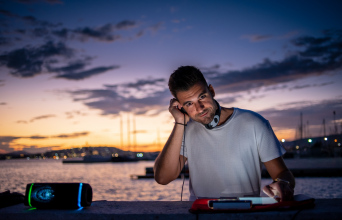 O DJ Νάσος Στουραΐτης στην πλατεία Νερού