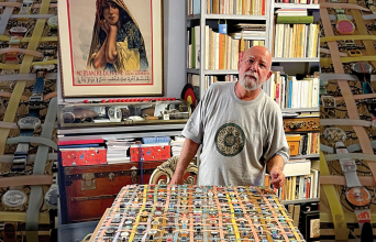 Ο Μάριος Βουτσινάς μπροστά από το έργο με τα 280 ρολόγια Swatch