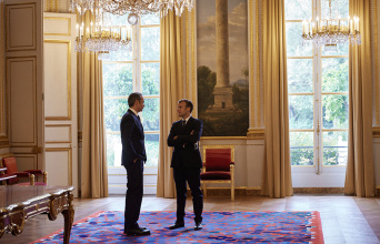 Ο Κυριάκος Μητσοτάκης και ο Εμμανουέλ Μακρόν μετά την υπογραφή της αμυντικής συμφωνίας ανάμεσα σε Ελλάδα και Γαλλία, στο Μέγαρο των Ηλυσίων