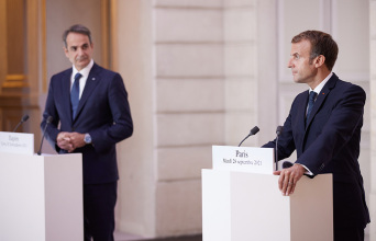 Ο Κυριάκος Μητσοτάκης και ο Εμμανουέλ Μακρόν μετά την υπογραφή της αμυντικής συμφωνίας ανάμεσα σε Ελλάδα και Γαλλία, στο Μέγαρο των Ηλυσίων