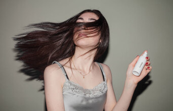 Κοπέλα με μαύρα μαλλιά