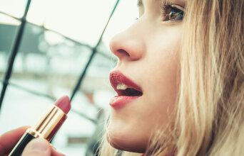 Κοπέλα βάζει κραγιόν