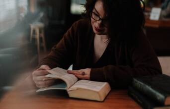 Βιβλιοπαρουσιάσεις: Ξεφυλλίζουμε 5 βιβλία ψυχολογίας και επιστήμης και προτείνουμε ιδέες και τίτλους.