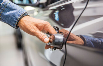 Χέρι ανοίγει πόρτα αυτοκινήτου