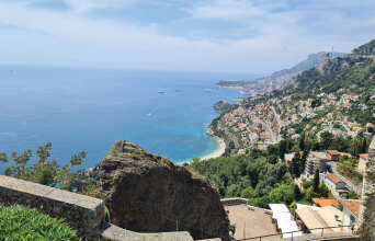 Η θέα από το κάστρο στο Roquebrune-Cap-Martin, στο βάθος φαίνεται το Μονακό