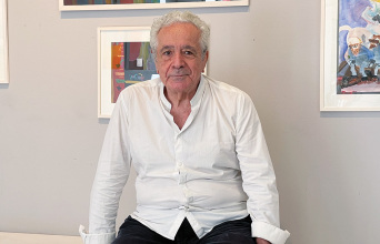 Ο Αλέξης Κυριτσόπουλος στη Γκαλερί Σκουφά, στο στήσιμο της έκθεσης «Οι φαντασίες του Δον Κιχώτη» 