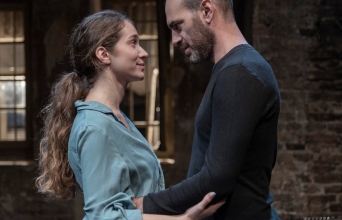 To "Knock" της Μέγκαν Τζένκινς, σε σκηνοθεσία Ντίνου Ψυχογιού, στο θέατρο Φούρνος