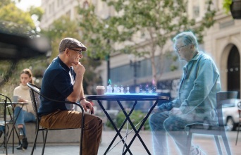Άνθρωπος που παίζει σκάκι με ανθρώπινο ολόγραμμα