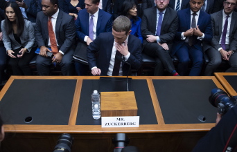 zuckerberg_choking.jpg