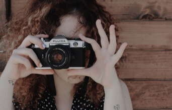 Γυναίκα με παλιά φωτογραφική μηχανή