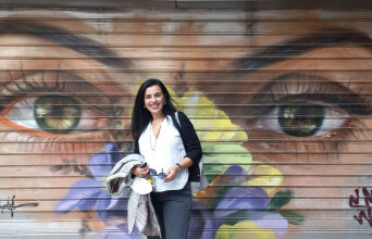 Η Αθηνά Σοκόλη, υπεύθυνη των ομώνυμων εκδόσεων, στην Ομόνοια