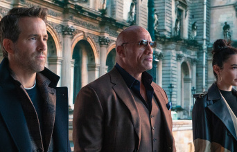 «Rednotice» του Ρόσον Μάρσαλ Θέρμπερ με τους Γκαλ Γκαντότ, Ντουέιν Τζόνσον, Ράιαν Ρέινολντς.