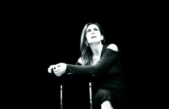 «Πόρνη από πάνω», θέατρο CORONET