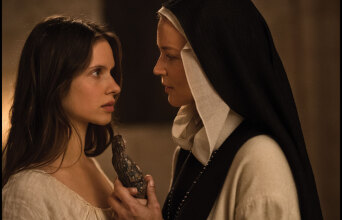 Η Δάφνη Πατακιά και η Βιρζινί Εφιρά στην ταινία Μπενεντέτα