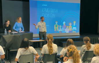 Στιγμιότυπο από την παρουσίαση στο σχολείο Campion School, στο πλαίσιο της δράσης KPMG Global Cyber Day. Από αριστερά Βασιλική Μακρυγιάννη, Νεφέλη Χριστιά, Νίκος Αναγνωστόπυλος, Σύμβουλοι στο τμήμα κυβερνοασφάλειαςτης KPMG.