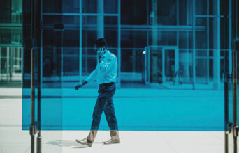 Άνδρας μιλάει στο τηλέφωνο