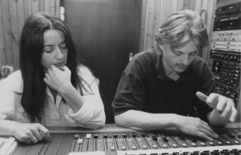 Ελένη Καραΐνδρου και Manfred Eicher σε στούντιο ηχογραφήσεων
