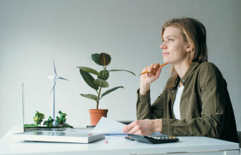 Γυναίκα κάθεται μπροστά σε γραφείο