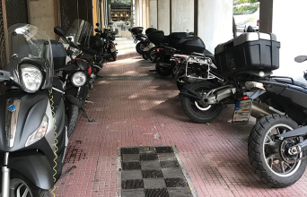 Διπλοπαρκαρισμένα μηχανάκια στο πεζοδρόμιο στην Ακαδημίας
