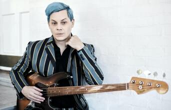 Ο μουσικός Jack White με κουστούμι και κιθάρα